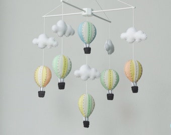 Mobile pour bébé bleu vert pâle et pêche, mobile pour bébé fait main, dans les airs, décoration de chambre d'enfant, dans le ciel