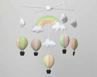Móbile de bebê em tons pastel de arco-íris | Móbile de berço em feltro com balões de ar quente | Decoração colorida para quarto de bebê | Presente para chá de bebê | Feito à mão | Cores personalizadas