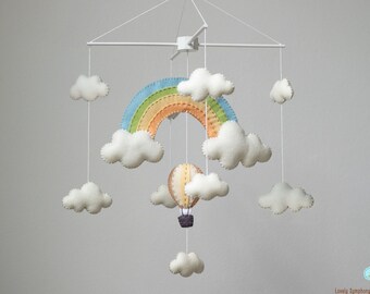 Móbile artesanal para bebê com arco-íris e balão de ar quente, decoração para quarto de bebê, presente para chá de bebê.