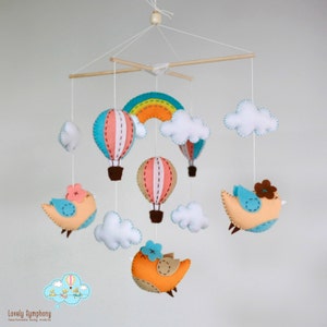 Vogels regenboog en heteluchtballonnen babymobiel, heteluchtballonnen babymobiel, in de lucht mobiel