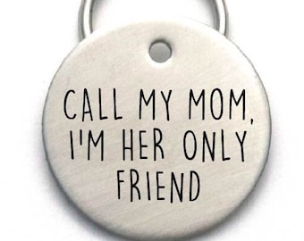 Puede incluir: Una placa de identificación de perro de plata con el texto "Call my mom, I'm her only friend" grabado en ella.