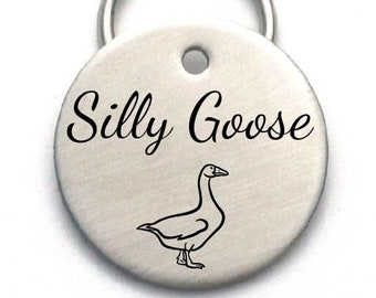Etiqueta para mascota de ganso tonto - Etiqueta de identificación de perro divertida - Encanto de cachorro lindo grabado en acero inoxidable