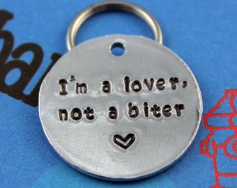 Etiqueta de nombre del perro - Etiqueta de mascota de aluminio con manos - etiqueta de identificación de perro única personalizada - personalizada