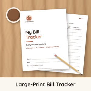 Puede incluir: Una hoja blanca de seguimiento de facturas con el texto My Bill Tracker, Gentle Binder Co. y Every bill paid, on time. El documento incluye campos para Name y Year, con un lápiz amarillo sobre la página junto a una taza de café.