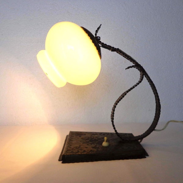 Lampe ancienne. Lampe fabriquée à la main. Lampe en fer forgé. Lampe De Bureau Art Déco. Éclairage romantique. Décoration de maison et de bureau
