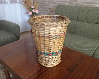 Cestino in rattan vintage, cestino per la carta da ufficio, un cestino in rattan con fondo in legno, cestino