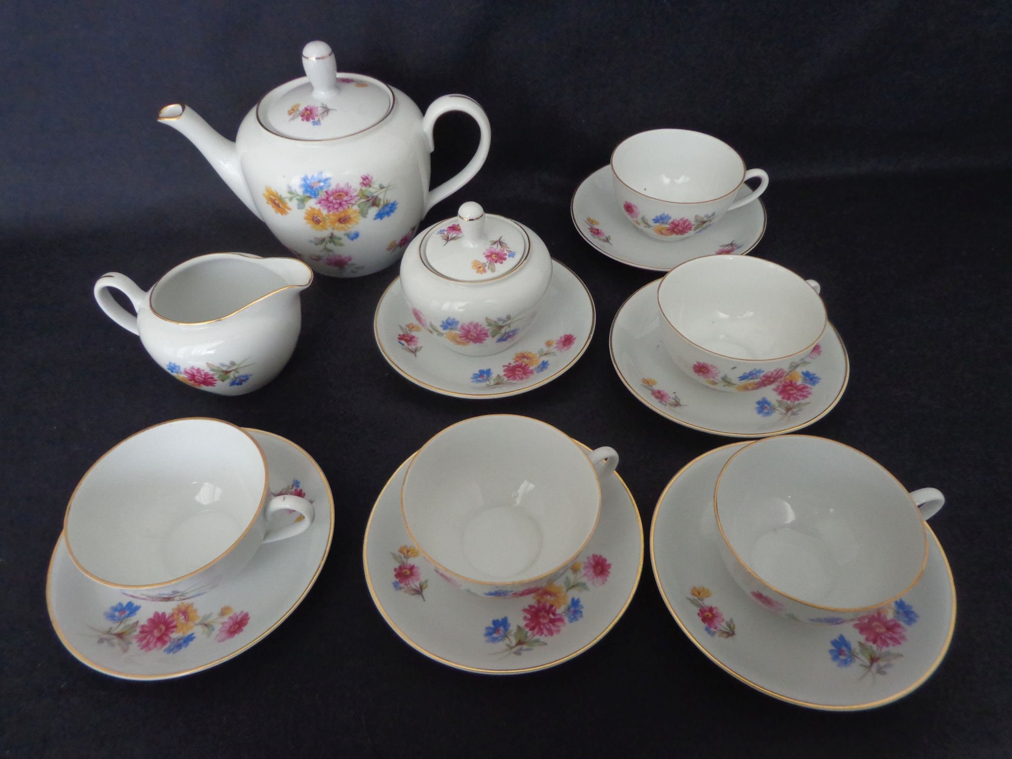 Jagger Tea Home & Living Very elegant with beautiful flowers and golden lines ...