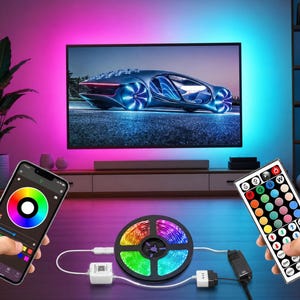 Könnte beinhalten: Ein intelligentes LED-Lichtband-Set mit einer kreisförmigen Spule aus mehrfarbigen Lichtern, einem weißen Controller, einer Smartphone-App-Oberfläche mit einem Farbrad und einer Fernbedienung mit verschiedenen Farbtasten.