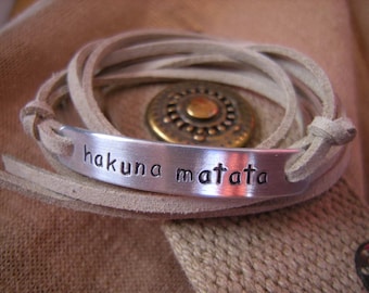 Hakuna matata, gestempeltes Armband, Wrap Vegan Wildlederarmband, personalisiertes gestempeltes Tag, Camel Beige Wildlederschnur, Geschenk für einen Freund, Ihr Text