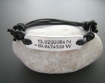 Koordinaten Armband, GPS Armband, Armband für Herren, Geschenk für ihn, Freund, personalisierter gestempelter Schmuck, schwarzes Kordelarmband, Geschenk des Vaters