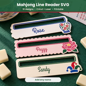 Pode incluir: Três modelos retangulares de leitura de linha de Mahjong com bordas recortadas e recortes horizontais. O modelo branco superior apresenta o nome Rose e um vaso azul. O modelo rosa do meio mostra o nome Peggy e uma flor rosa. O modelo branco inferior exibe o nome Sandy e um chapéu de bobo da corte colorido.