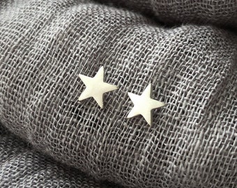 Goujons étoiles argentés faits à la main | Boucles d’oreilles Silver Star Stud recyclées | Petits goujons étoiles | Bijoux étoiles écologiques