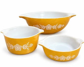 Conjunto de caçarolas vintage Pyrex Butterfly Gold | Tigelas de assar florais amarelas dos anos 70 (sem tampas)