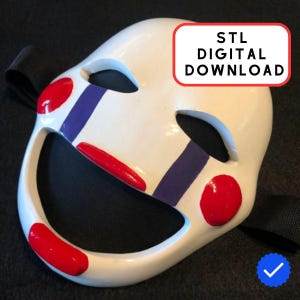 Peut inclure: Un masque blanc avec deux grandes ouvertures pour les yeux et une large ouverture pour la bouche. Le masque présente deux bandes verticales violettes sous les yeux, des joues rouges et des lèvres rouges. Texte : STL DIGITAL DOWNLOAD.