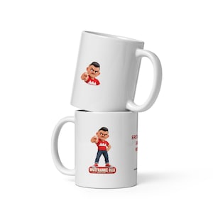 Könnte beinhalten: Zwei weiße Keramiktassen, die vertikal gestapelt sind. Die untere Tasse zeigt eine Cartoon-Figur in rotem T-Shirt und blauer Jeans, die nach vorne zeigt, mit dem Text WUTFRANKE OLLI darunter. An der Seite steht der rote Text ERST A... DANN M... und kleinerer Text.