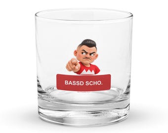 Puede incluir: Un vaso transparente con un personaje de dibujos animados con bigote que viste una camiseta roja y señala hacia adelante. Debajo del personaje hay una etiqueta rectangular roja con el texto blanco BASSD SCHO. en letra negrita.