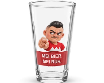 Puede incluir: Un vaso de cerveza transparente con un personaje de dibujos animados de pelo oscuro y bigote, vestido con una camiseta roja y señalando hacia adelante. Debajo hay un gráfico rojo con el texto blanco MEI BIER. MEI RUH.