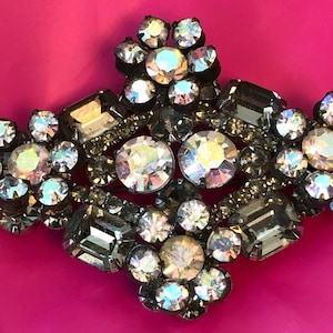 ¡Una idea de regalo única! ¡Un regalo genial! Broche vintage de Aurora Boreal, brillante y resplandeciente, sin firmar, de los años 50. ¡Precioso de tiempos pasados!