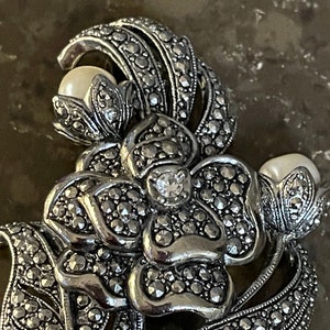 Broche vintage de Kenneth Jay Lane, pieza llamativa, KJL para Avon, perla de marcasita, un broche encantador para todas las ocasiones, clásico, tradicional