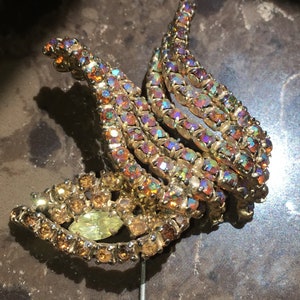Gran idea de regalo VTG Brillante Arco Iris Reluciente Aurora Boreal Pin de palo sin firmar ¡Hermoso de los años 50 de días pasados!