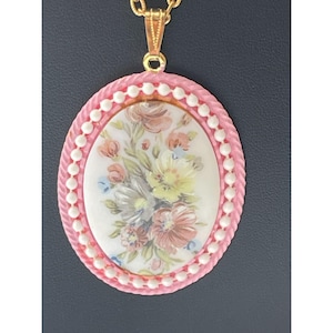 VTG Glass Floral Pendant Necklace & Earrings Set With Pink Enamel Accents Gold Chain And Clip-On Earrings