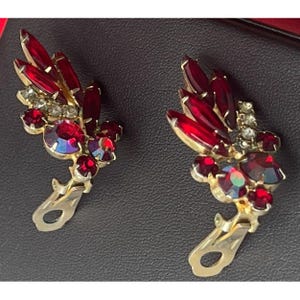 Vintage Juliana Aurora Borealis strass en rode kristallen clip-on oorbellen goudkleurig bladontwerp