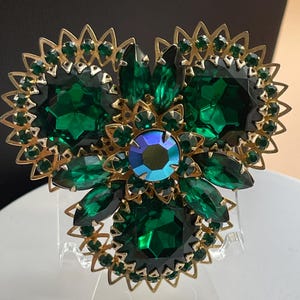 Vtg Massive JUDY LEE &quot;Cha-Cha&quot; Green Glass Rhinestone Flower Goldtone Metal Brooch Absolutely Stunning Showstopper Great Gift Idea