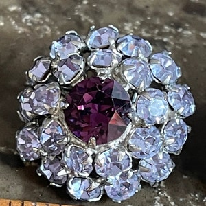 ¡Una idea de regalo única! Excelente idea de regalo. Pendientes vintage de diamantes de imitación de cristal amatista lavanda y violeta brillante. Una combinación de colores glamurosa.