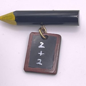 Vintage Shultz bakeliet potlood en schoolbord leraar broche