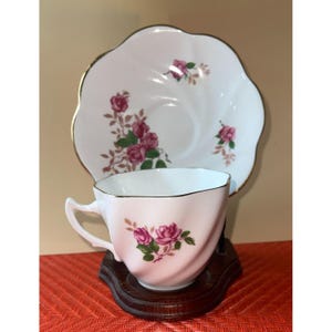 Vintage Royal Albert Bone China Tea Cup Saucer Set Pink & Red Roses Floral Design Gold Trim England