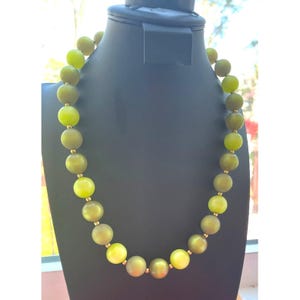 Colar vintage com contas verdes e amarelas Moon Glow e fecho de metal Spring Beauty