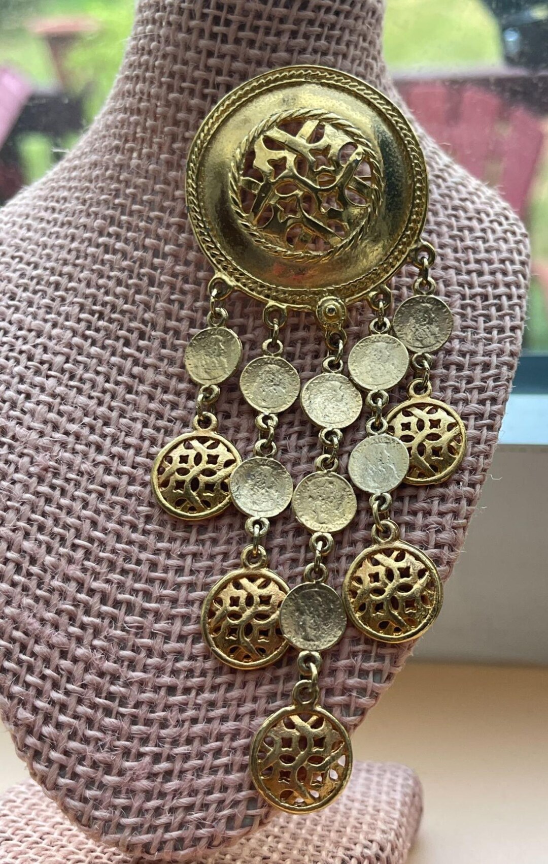 ヴィンテージゴールドトーンのダングルドロップコインブローチピン。フィリグリーとテクスチャードディスク付き。大型。長さ4インチ。 - Etsy 日本