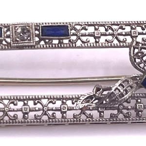 Art Deco signierte 14K Weißgold Filigrane Brosche mit Saphirblauen Akzentsteinen Aus der 1940er Jahre Beauty Gewicht ca. 4g