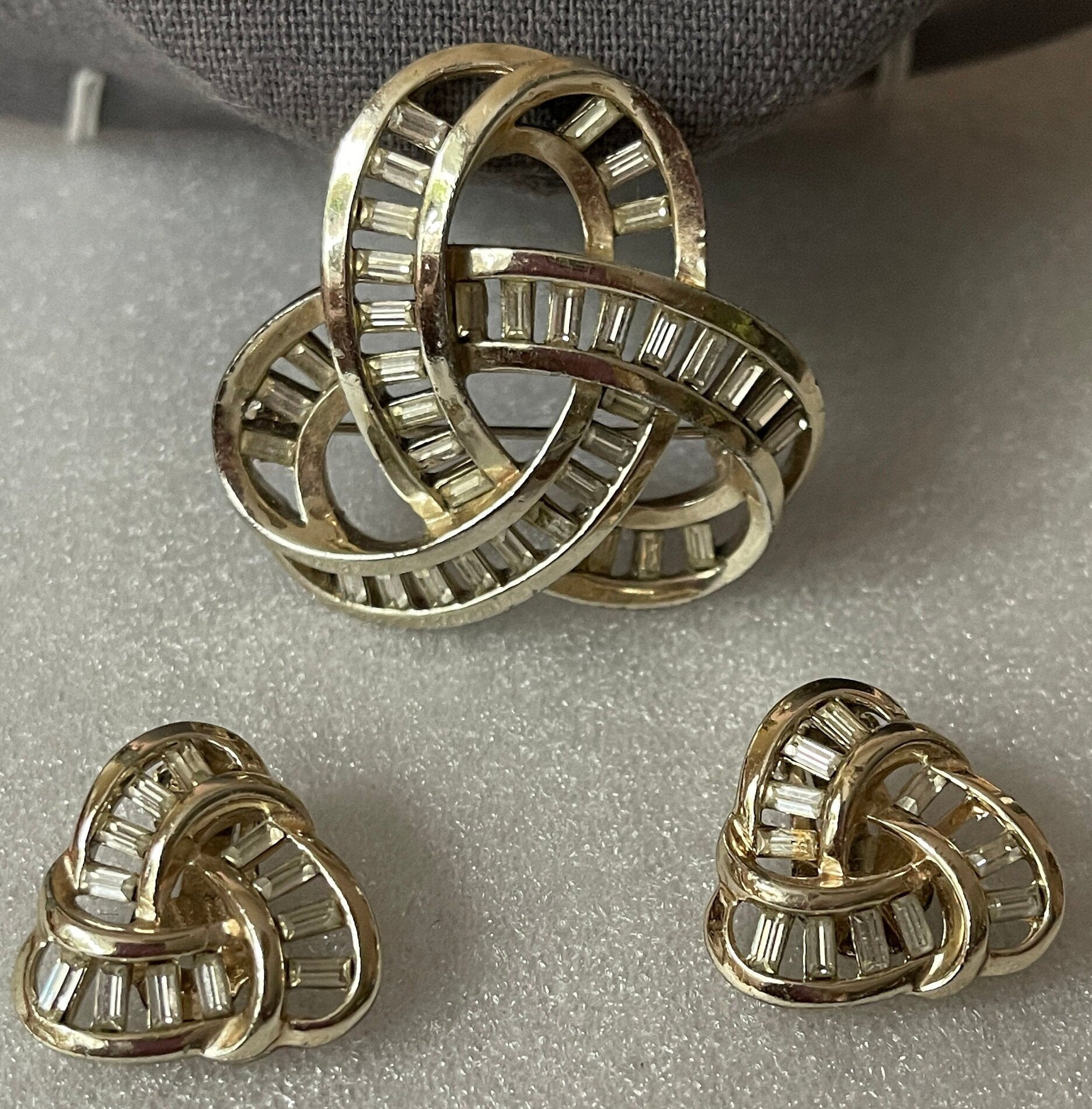 Great Gift Idea Vtg  HATTIE CARNEGIE Pave Stunning Gold Plate & Rhinestone GORGEOUS Brooch and Earring Set ca. 1950s  Glamorous Color Combo