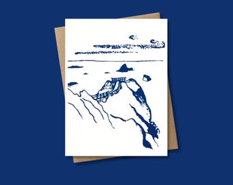 Tarjeta de felicitación serigrafiada con un acantilado de la costa del Pacífico, Tepona Point en la playa de Luffenholtz, condado de Humboldt, California.