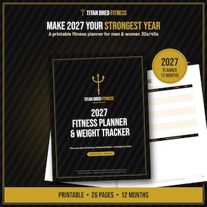 Könnte beinhalten: Ein schwarzer und goldener, druckbarer 2027 Fitnessplaner und Gewichtstracker mit einem Dreizack-Logo. Das Cover zeigt den Text "MAKE 2027 YOUR STRONGEST YEAR" und "TITAN BRED FITNESS". Er enthält 26 Seiten für 12 Monate Tracking.