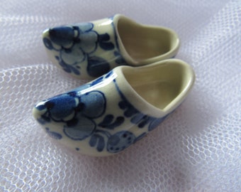 Vintage Miniature Pair of Dutch Clogs, Blue and White, Flower Decoration, 2" by 1", Made in Holland, Delft Clogs, Collectible Delft