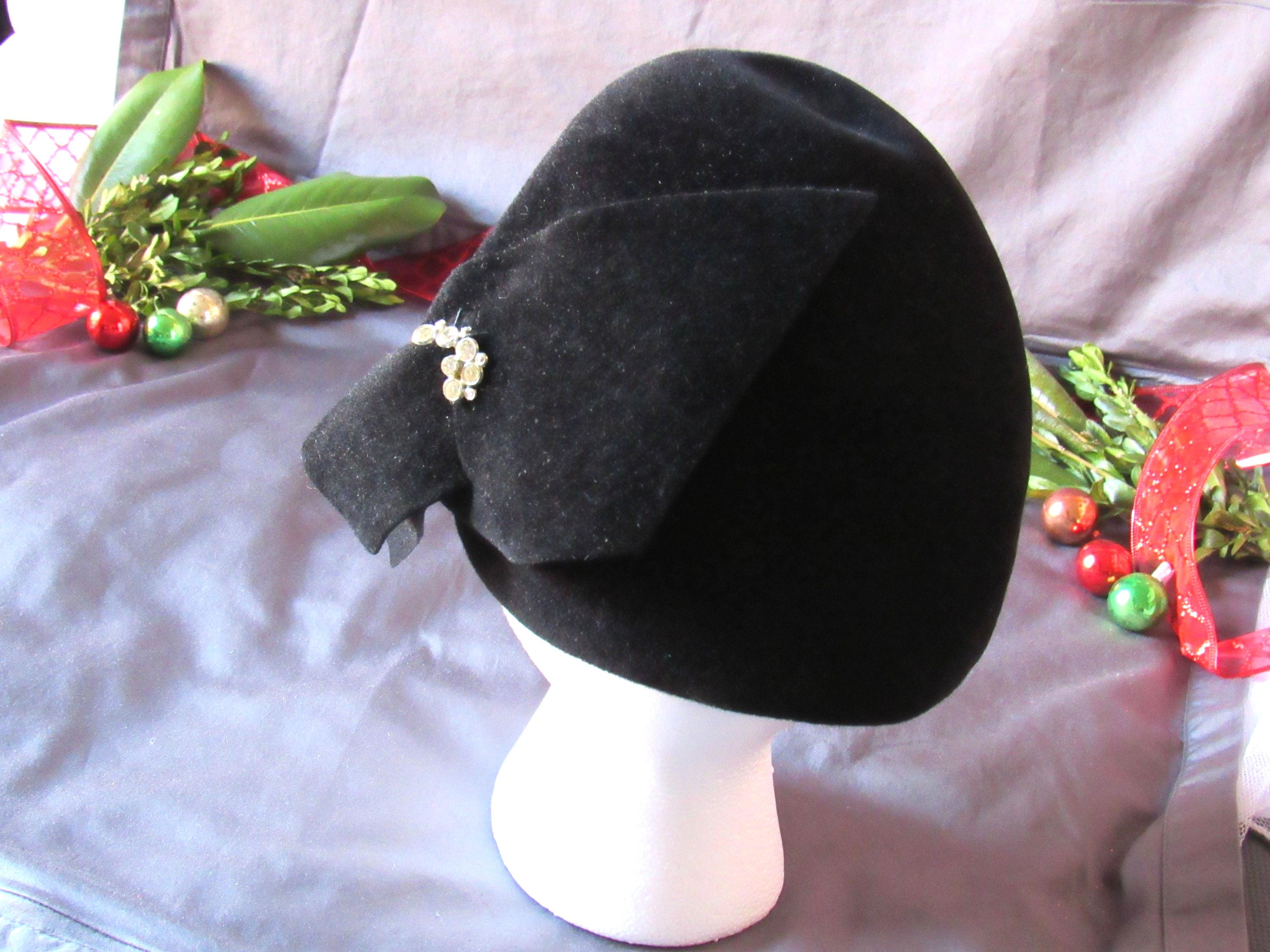 1940s Black Velour Tilt Beret: Vintage Rhinestone Ribbon 