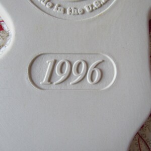 Puede incluir: Adorno de cer&aacute;mica blanca con el a&ntilde;o 1996 en relieve.