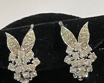 Pendientes de clip vintage de Panetta, diamantes de imitación transparentes, tachonados con 30 diamantes de imitación, engastados en garras en tono plateado, firmados, joyería de diseñador
