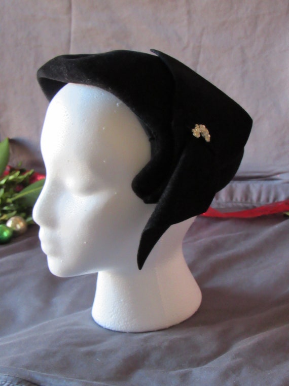 Vintage Ladies Hat, Black Velour, Fancy Tilt Beret