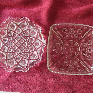 K&ouml;nnte beinhalten: Zwei durchsichtige Glasschalen mit komplizierten Mustern. Die gr&ouml;&szlig;ere Schale hat eine runde Form mit einem geometrischen Muster. Die kleinere Schale ist quadratisch mit einem Blumenmuster.