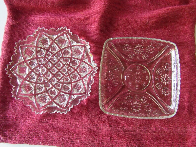 K&ouml;nnte beinhalten: Zwei durchsichtige Glasschalen mit komplizierten Mustern. Die gr&ouml;&szlig;ere Schale hat eine runde Form mit einem geometrischen Muster. Die kleinere Schale ist quadratisch mit einem Blumenmuster.