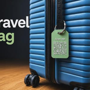 Könnte beinhalten: Ein hellgrüner, rechteckiger Reiseanhänger mit einem weißen QR-Code und dem Text Scan me, befestigt mit einem silbernen Metallkabel am Griff eines blauen Hartschalenkoffers mit horizontalen Rillen und schwarzen Rollen.
