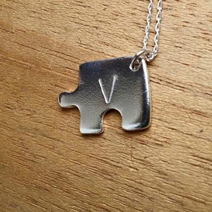 Letter V Eerste hanger Jigsaw zilveren ketting Zilveren Jigsaw hanger Eerste zilveren hanger Gepersonaliseerde zilveren ketting