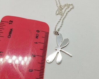 スターリングシルバーのトンボネックレス：自然のジュエリーギフト