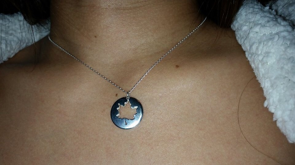 スターリングシルバーのメープルリーフネックレス：秋のペンダント