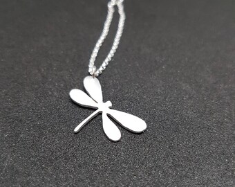 スターリングシルバーのトンボネックレス：自然のジュエリーギフト