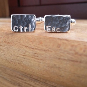 Boutons de manchette d&#39;ordinateur faits main en argent sterling : cadeau geek personnalisé