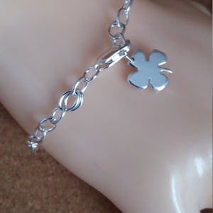 Handgemaakte klaverbedelarmband: sierlijke geluksklaversieraden